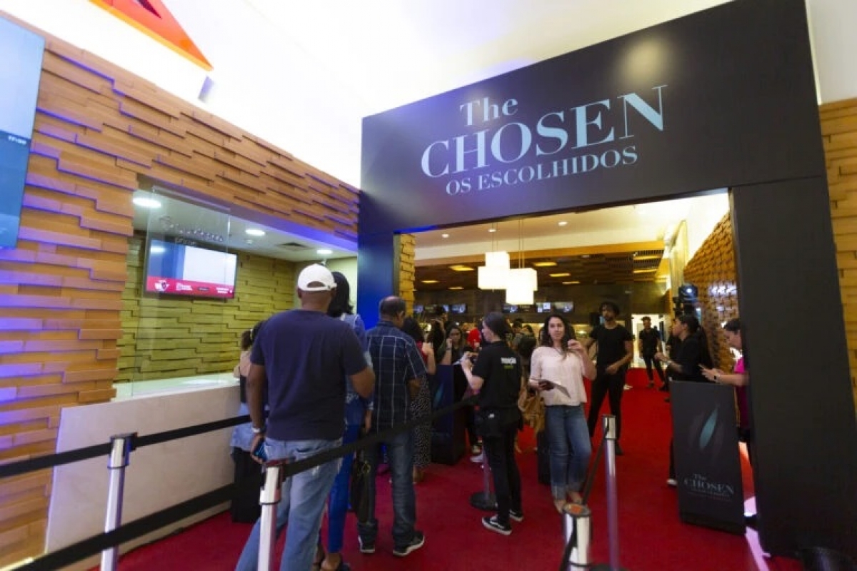 Evangélicos vão ao cinema a caráter para assistir The Chosen.