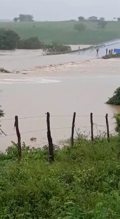 Rompimento da barragem do Quati, localizada entre os municípios de Coronel João Sá e Pedro Alexandre, na Bahia (Imagem: Reprodução/ Grupos de WhatsApp)