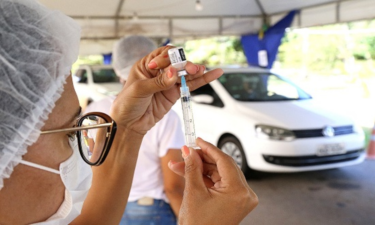 Seringa inadequada gera perda de doses na vacina da Pfizer em Aracaju (Foto: André Moreira)