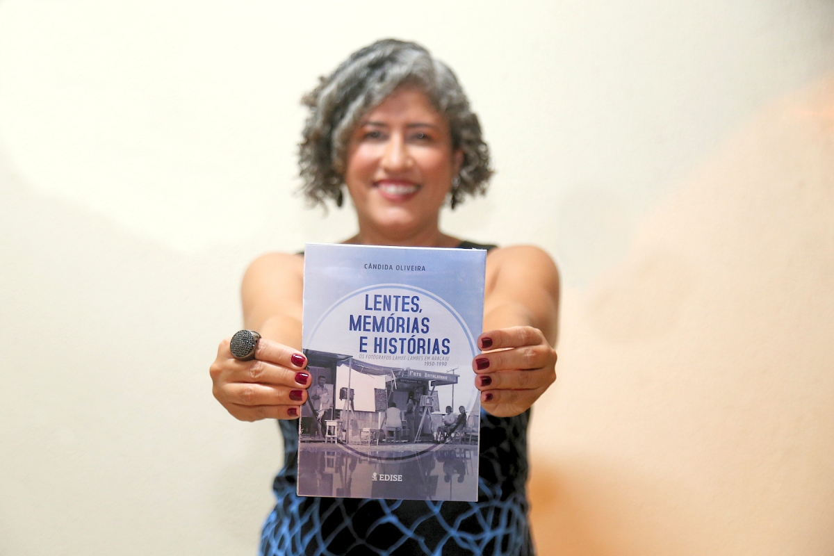 Fotografia lambe-lambe é tema de livro que será lançado pela historiadora e jornalista Cândida Oliveira (Foto: Marcos Rodrigues)