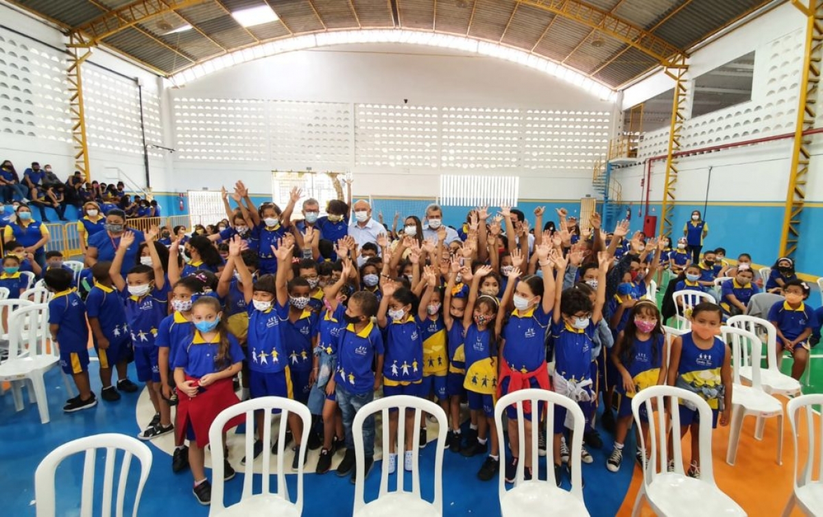 Ministro Milton Ribeiro com alunos da Escola Sesc, acompanhado do presidente do Sistema Fecomércio/Sesc/Senac, Laércio Oliveira (Foto:  Marcio Rocha/ Fecomércio/SE)