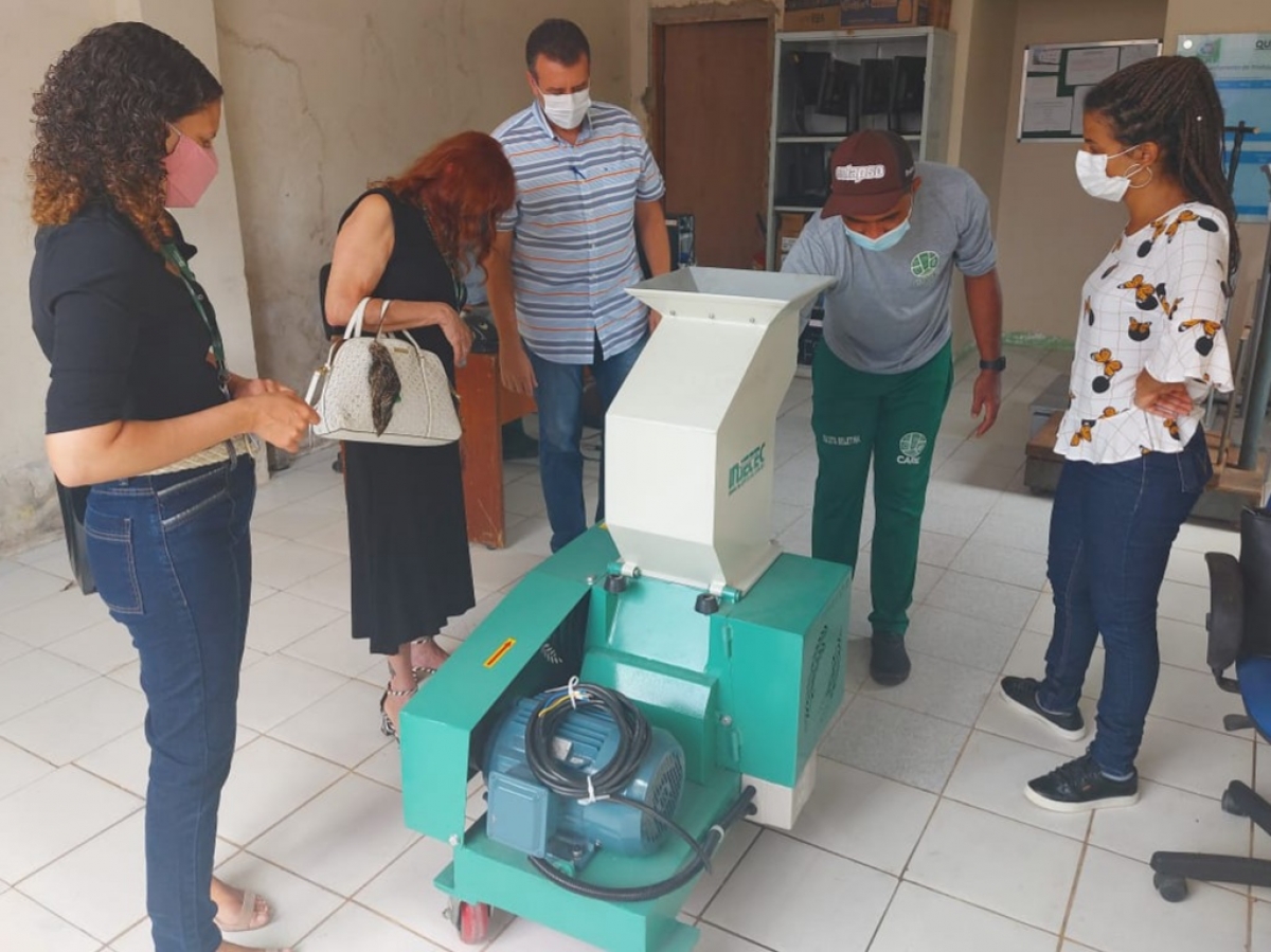 Instituto Banese cede máquina trituradora de plástico para a CARE (Foto: Assessoria Instituto Banese)