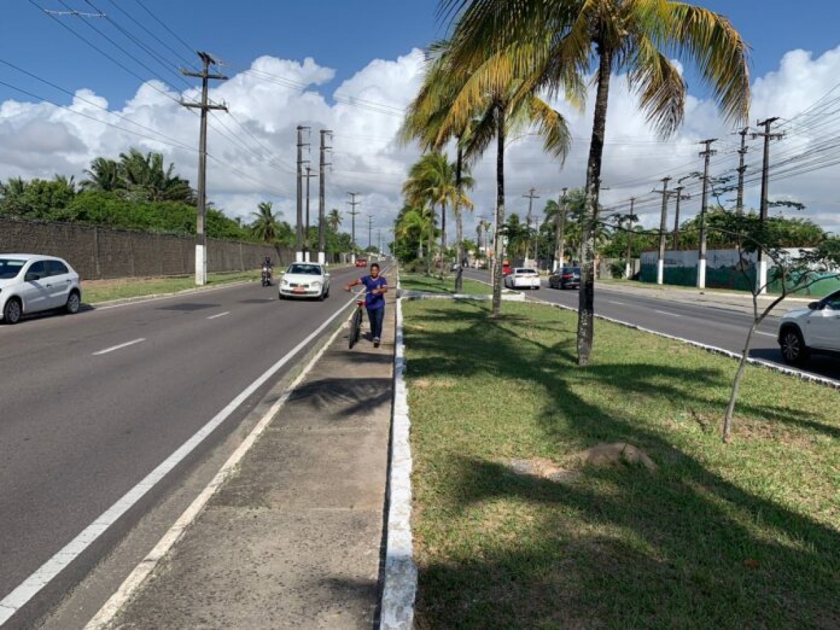 Na falta de ciclovia, alguns ciclistas acabam utilizando a calçada (Foto: Site Iran Barbosa)