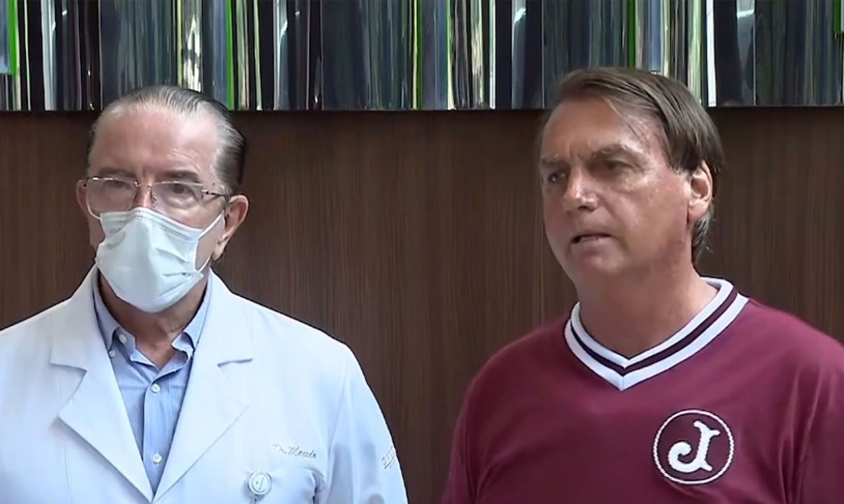 Presidente Jair Bolsonaro, acompanhado do médico Dr. Antônio Luiz de Macedo, durante declaração à imprensa (Foto: Reprodução/ Twitter/ Jair Bolsonaro)