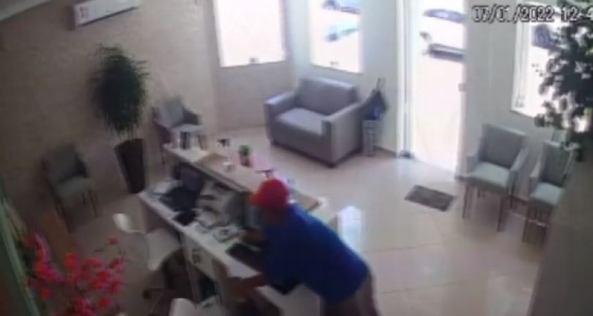 Polícia Civil procura autor de furto em clínica no bairro 13 de Julho (Imagem: Reprodução de vídeo/ YouTube/ Portal Infonet)