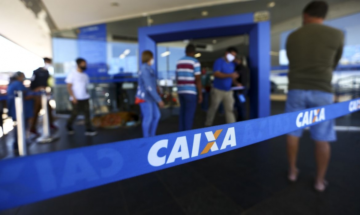 Fila para entrada em agência da Caixa, em Brasília (Foto: Marcelo Camargo/ Agência Brasil)