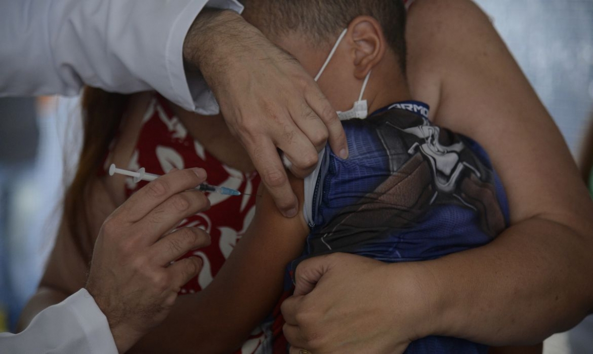 O secretário municipal de Saúde do Rio, Daniel Soranz aplica a primeira dose da vacina contra Covid-19 em crianças, no Rio de Janeiro (Foto: Tomaz Silva/ Agência Brasil)