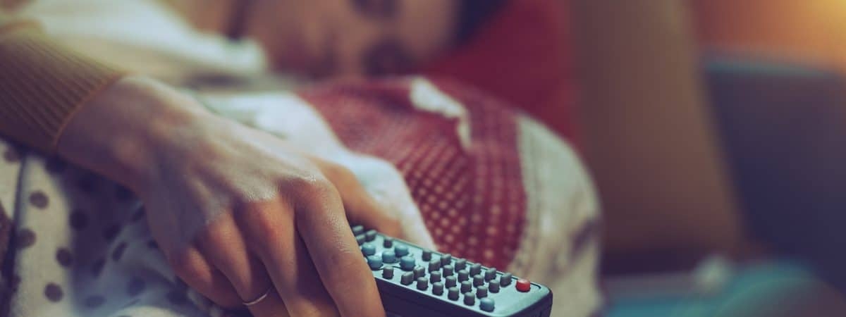 Estudo mostra porque não se deve dormir com a TV ligada (Foto: Olhar Digital)