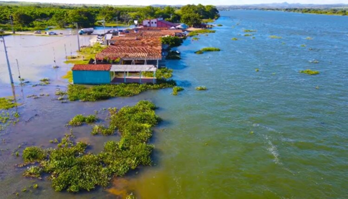 Aumento da vazão: rio inunda bares e restaurantes na Prainha de Telha (Imagem: Reprodução de vídeo)