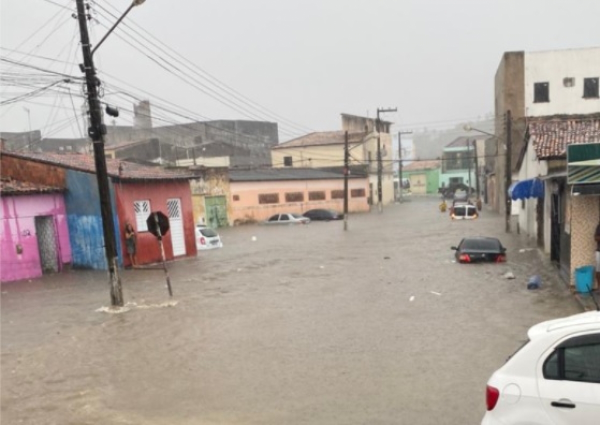 Carmópolis: temporal de 40 minutos deixa ruas da cidade alagadas (Foto: Grupo WhatsApp/ JNS News)