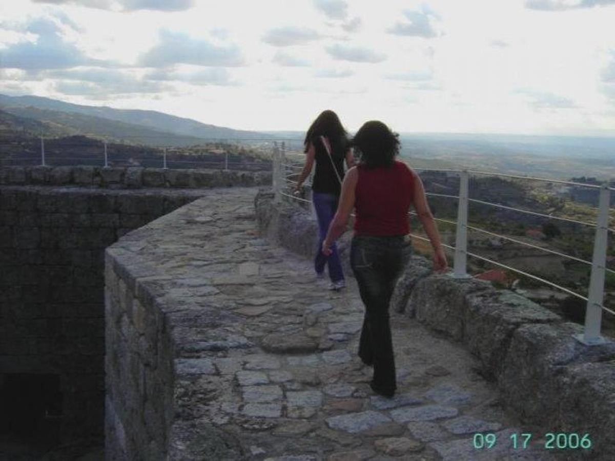 Não deixe de percorrer o interior do país. Essa foto foi caminhando pelas muralhas de Óbidos (Foto: Carla Passos)