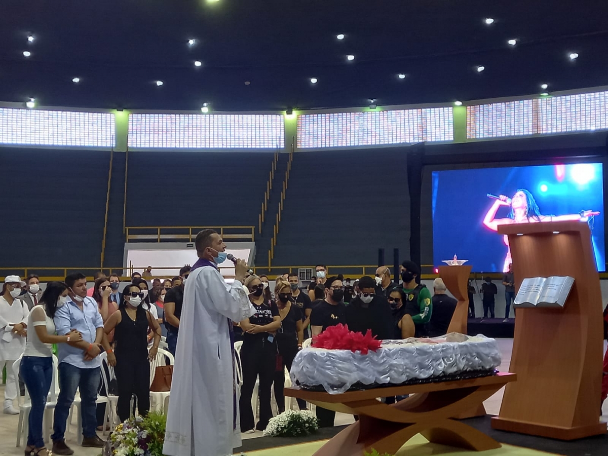 Velório contou com missa realizada pelo Padre Marcelo na manhã desta quinta-feira, 24 (Foto: Portal Infonet)