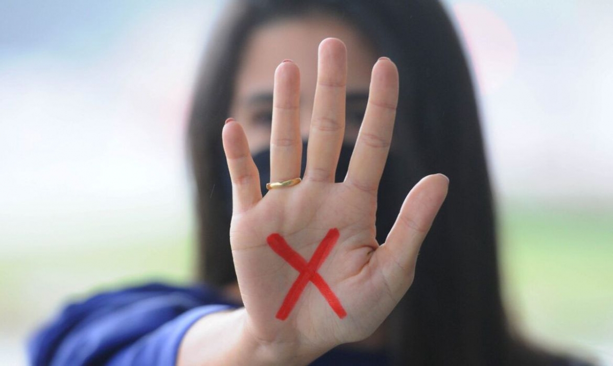 Vítimas de violência doméstica podem apresentar um sinal vermelho na mão para alertar que estão vivendo uma situação de vulnerabilidade - Foto: Paulo H. Carvalho | Agência Brasília