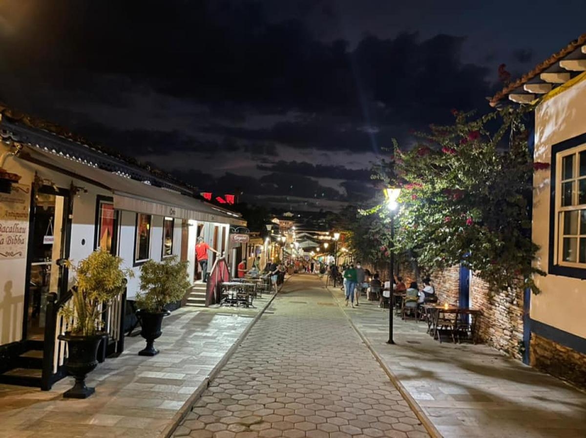 À noite, a rua do Lazer no centro histórico vira lugar de badalação - Foto: Carla Passos
