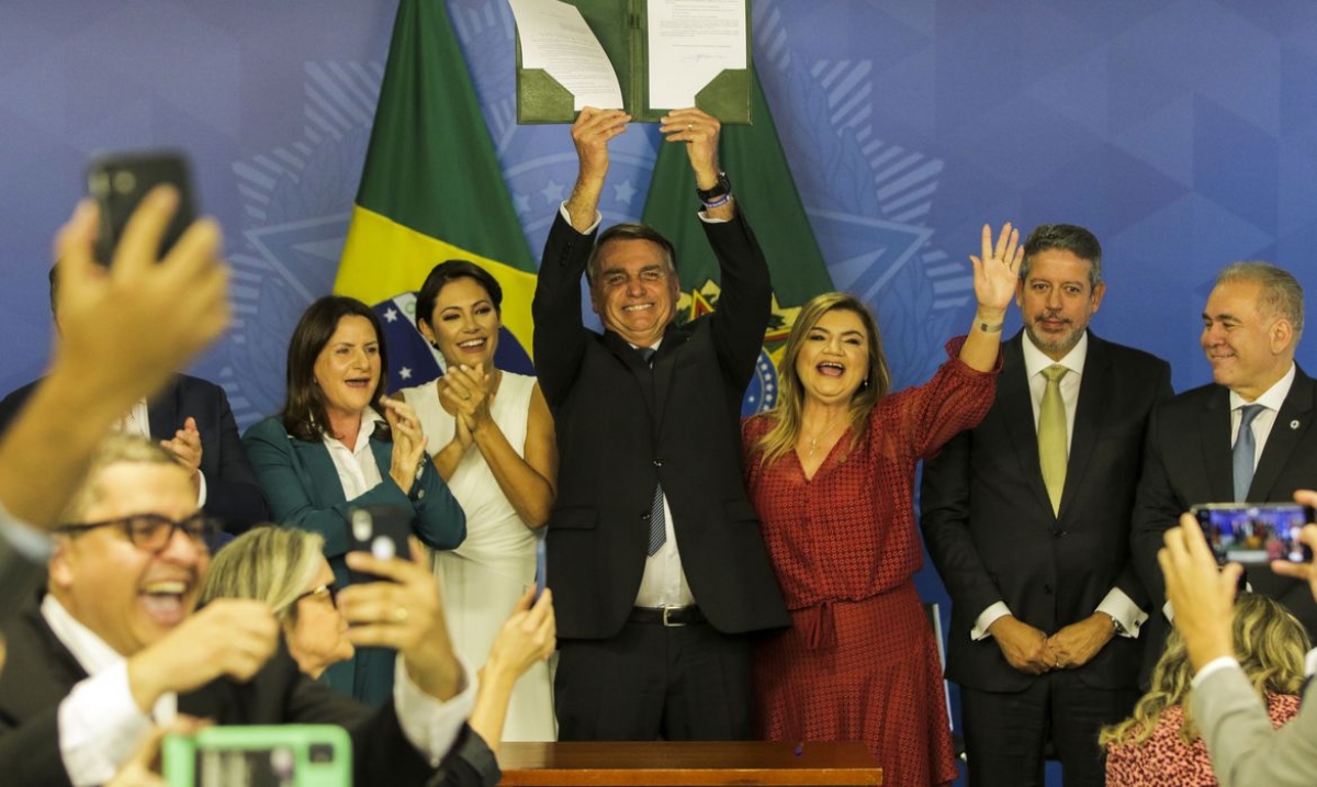 O presidente da República, Jair Bolsonaro assina sanção do projeto do piso salarial dos enfermeiros - Foto:  Fabio Rodrigues-Pozzebom | Agência Brasil